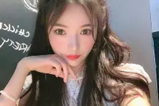 天价穿搭引全网哗然！梅根单品溢价离谱带货人设彻底翻车遭全网质疑